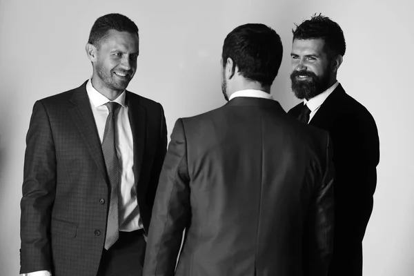 Los hombres de negocios usan trajes y corbatas inteligentes. Solución empresarial y concepto de compromiso. CEOs discuten trabajo —  Fotos de Stock