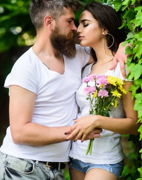 Adam hipster hugs muhteşem kız sakallı. İki aşık öpecek. Hoş romantik öpücük. Çift romantik tarih doğa park arka plan tr. İlişkiler romantik duygular seviyorum. Yumuşak öpücük — Stok fotoğraf
