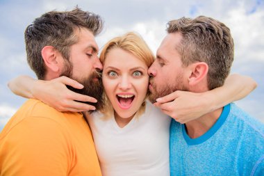 Kız iki adamla sarılmak. Aşk üçgeni. Nihai Kılavuzu kaçınarak arkadaş bölge. Erkekler aynı kız yanakları öp. Bayan ilişkiler her iki hayranlar tadını çıkarın. Erkekler ile aynı kadına aşık. Erkeklerin dikkatini seviyor