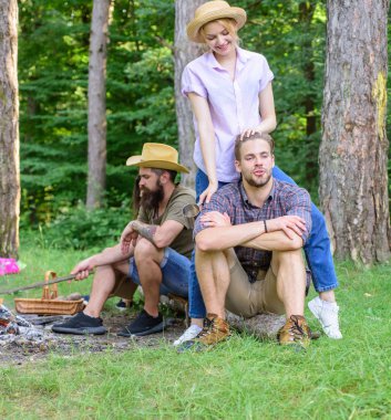 Arkadaşlar dinlendirici doğa arka plan hiking gün sonra kamp ateşi yakın. Şirket arkadaş birlikte orman rahatlatıcı keyfini çıkarın. Harika yürüyüş ve büyük şirket. Şirketin en önemli şey tatil organizasyon