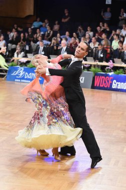 Stuttgart, Almanya - 15 Ağustos 2015: 15 Ağustos 'ta Almanya' nın Stuttgart kentinde düzenlenen Grand Slam Açık Şampiyonası sırasında dans pozu veren kimliği belirsiz bir çift