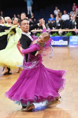 Stuttgart, Almanya - 15 Ağustos 2015: 15 Ağustos 'ta Almanya' nın Stuttgart kentinde düzenlenen Grand Slam Açık Şampiyonası sırasında dans pozu veren kimliği belirsiz bir çift