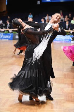 Stuttgart, Almanya - 15 Ağustos 2015: 15 Ağustos 'ta Almanya' nın Stuttgart kentinde düzenlenen Grand Slam Açık Şampiyonası sırasında dans pozu veren kimliği belirsiz bir çift