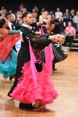 Stuttgart, Almanya - 15 Ağustos 2015: 15 Ağustos 'ta Almanya' nın Stuttgart kentinde düzenlenen Grand Slam Açık Şampiyonası sırasında dans pozu veren kimliği belirsiz bir çift