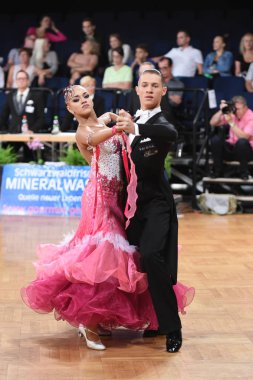 Stuttgart, Almanya - 15 Ağustos 2015: 15 Ağustos 'ta Almanya' nın Stuttgart kentinde düzenlenen Grand Slam Açık Şampiyonası sırasında dans pozu veren kimliği belirsiz bir çift