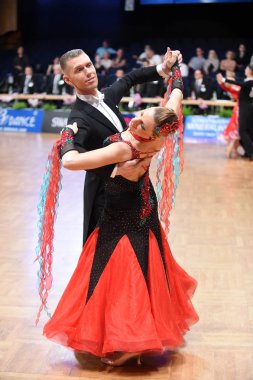 Stuttgart, Almanya - 15 Ağustos 2015: 15 Ağustos 'ta Almanya' nın Stuttgart kentinde düzenlenen Grand Slam Açık Şampiyonası sırasında dans pozu veren kimliği belirsiz bir çift