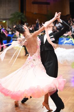 Stuttgart, Almanya - 15 Ağustos 2015: 15 Ağustos 'ta Almanya' nın Stuttgart kentinde düzenlenen Grand Slam Açık Şampiyonası sırasında dans pozu veren kimliği belirsiz bir çift