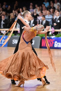 Stuttgart, Almanya - 15 Ağustos 2015: 15 Ağustos 'ta Almanya' nın Stuttgart kentinde düzenlenen Grand Slam Açık Şampiyonası sırasında dans pozu veren kimliği belirsiz bir çift