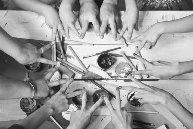 Dağınık sanat kavramı. İleti örneği ve renkli kağıt ile sanatçı el.