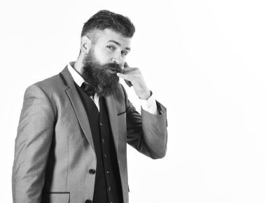 Kafkas işadamı gösteren çağrı bana beyaz arka plan üzerinde izole gülümseyen.