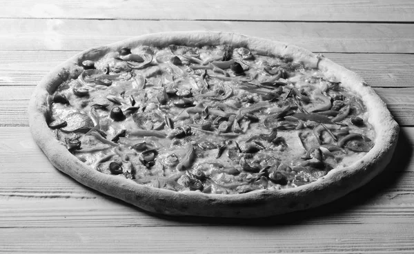 패스트 푸드 식당. 베이컨, 소시지, 녹색 양파를 곁들인 피자 — 스톡 사진