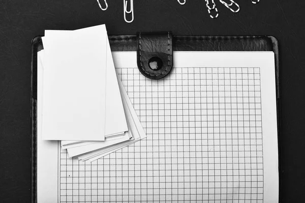 Couro caderno coberto com páginas em branco sobre fundo preto — Fotografia de Stock