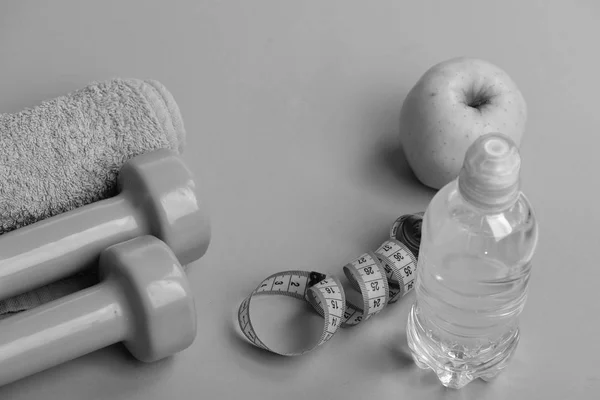 Atletizm ve ağırlık kaybı kavramı. Barbell ve elma yakınındaki havlu — Stok fotoğraf