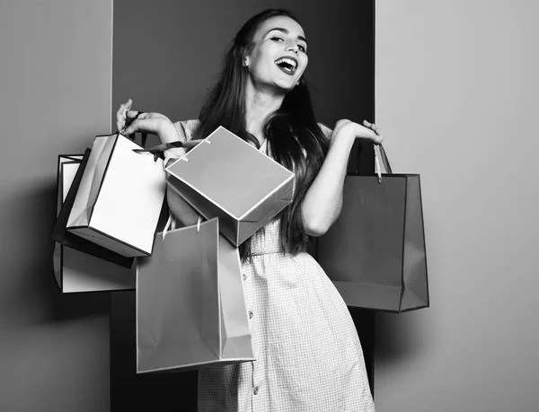 Joven sexy bonita mujer o modelo chica con largo hermoso pelo rubio en la cara sonriente en beige vestido vintage y maquillaje de moda celebración clavijas en colorido fondo del estudio —  Fotos de Stock