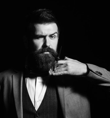 Maço takım elbiseli, sakallı ve bıyıklı..