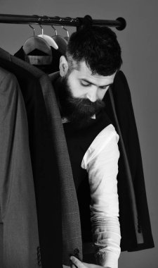 Tasarımcı elbise askılarının arasına saklanır..