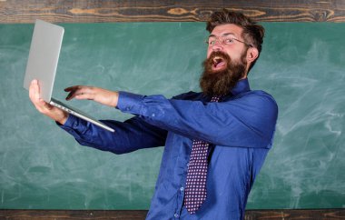 Başarılı sınav. Online sınavı. Öğretmen mutlu bir adam geçti test online kara tahta arka plan ile modern dizüstü sakallı. Yenilikçi öğretmen gözlük dizüstü geçti mesafe bilgi onay tutun