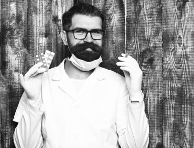 Kaba sakallı Kafkas doktor ya da elinde haplar olan lisansüstü öğrencisi.