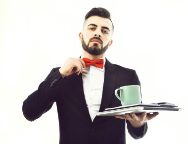 Sakallı, kendine güvenen ve kırmızı papyonlu bir iş adamı.