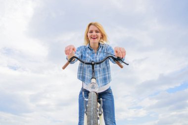 En iyi zihinsel yararları Bisiklete binme. Kadın Bisiklete binmeyi seviyor. Bisiklet her gün mutlu yapabilirsiniz. Onun hobi ve dinlenmek ve stres azaltmak için en iyi yol bisiklet. Kız rahat oturup Bisiklet gökyüzü arka plan
