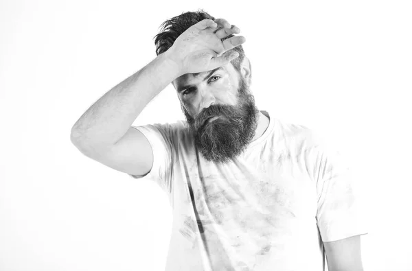 Homem com barba em camisa empoeirada suja parece exausto . — Fotografia de Stock