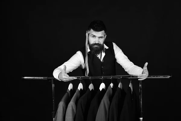 Κομψός άντρας σε μπουτίκ ρούχων σε μαύρο φόντο — Φωτογραφία Αρχείου