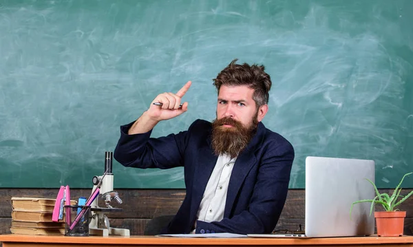 Lärare bearded man berätta intressant historia. Lärare karismatisk hipster sitta bordsbakgrund klassrummet svarta tavlan. Lärare intressant samtalspartner som bästa vän. Pedagogiska berättelser — Stockfoto