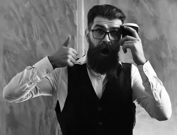 Barbudo hombre, brutal caucásico hipster con bigote celebración taza de café —  Fotos de Stock