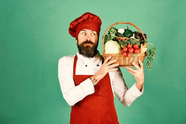 Vegetarisches Ernährungskonzept. Chef hält Kohl, Rettich und Brokkoli — Stockfoto