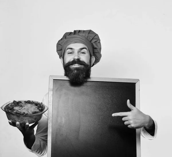 Professzionális szakács kezében üres táblát és sült étel — Stock Fotó