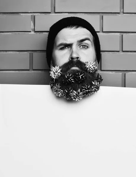 Uomo barbuto, brutale hipster strizzacervelli caucasici con stelle della decorazione regalo — Foto Stock