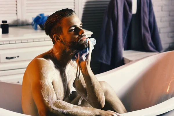 Σεξουαλικότητα και χαλάρωση έννοια: macho καλύπτεται με αφρό στην μπανιέρα — Φωτογραφία Αρχείου