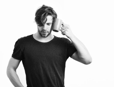 Kafkas seksi, genç maço elinde kahve fincanı ya da kupa tutuyor.