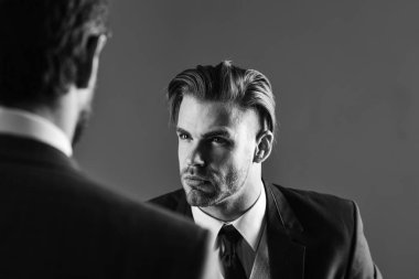 İş ortağı ile konsantre e dinleme ceketli adamı