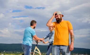 O başka bir adamla çıkıyor. Hipster pişman gözümün önünde çift aşık. Hipster kıskanç ve pişman hissettiriyor. Dostum pişmanlık ona gitmek istemedim. O benim olmalı. Gitmesine nasıl izin verirsin