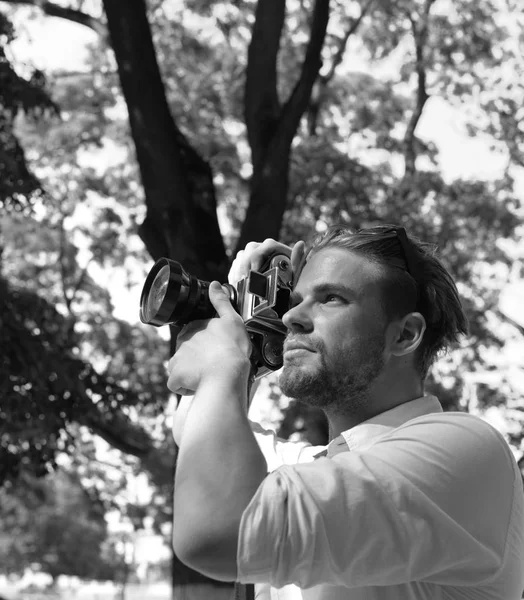Photographer holds retro camera with big lense. — Stock Photo, Image