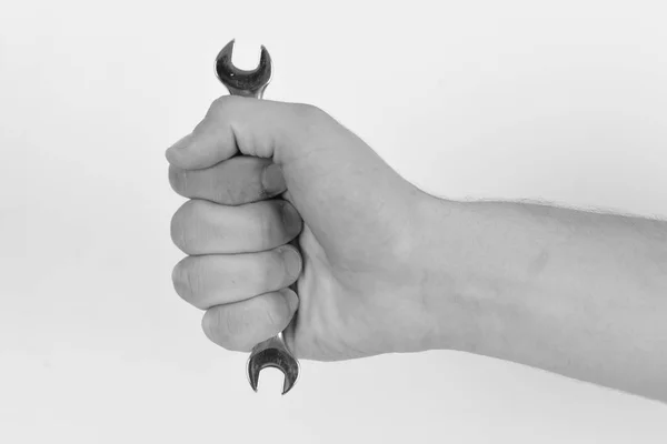 Beyaz arkaplanda erkek eli ile izole edilmiş anahtar aracı — Stok fotoğraf