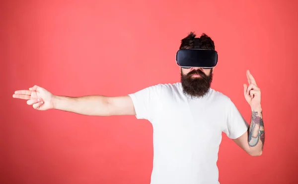 Vr-skjutspel. Första person shooter visar hur beroendeframkallande Vr kan vara. Mannen skäggig hipster med virtuell verklighet headset på röd bakgrund. Mannen hand gest som pistol spela shooter spel i Vr-glasögon — Stockfoto