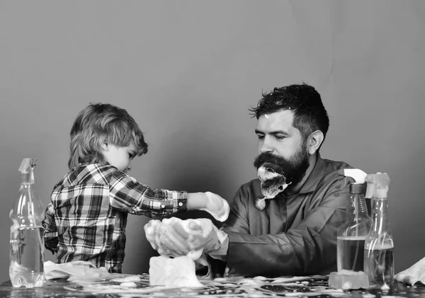 Concept de paternité. Père et enfant s'amusent pendant le nettoyage . — Photo