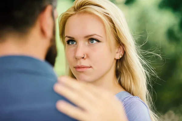 Amor, simpatia, namoro, contacto visual. Menina com rosto calmo — Fotografia de Stock