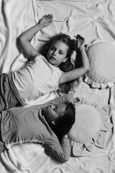 Niños con caras cansadas descansan en la cama —  Fotos de Stock