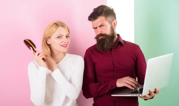 Tendencias profesionales de la educación estilista. El estilista muestra su portafolio. Colorista de pelo peluquero profesional mostrar ejemplo corte de pelo y el estilo portátil. Mujer cepillado pelo prepararse para el cambio de imagen del cabello —  Fotos de Stock