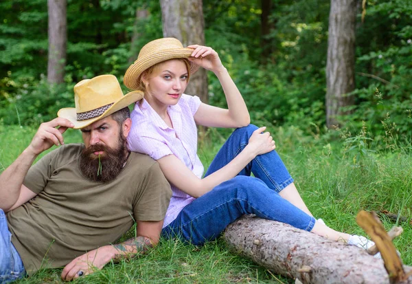 Uygun giyim ve ekipman yürüyüş ve piknik orman için seçin. Kaç hasır şapka içinde çayır rahatlatıcı otur. Giyen güneş şapkaları baş ve saç güneşten korumak. Kesinlikle daha fazla şapka giymeli nedenleri