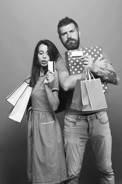 Macho man houdt boodschappentassen. Man met baard en lady — Stockfoto