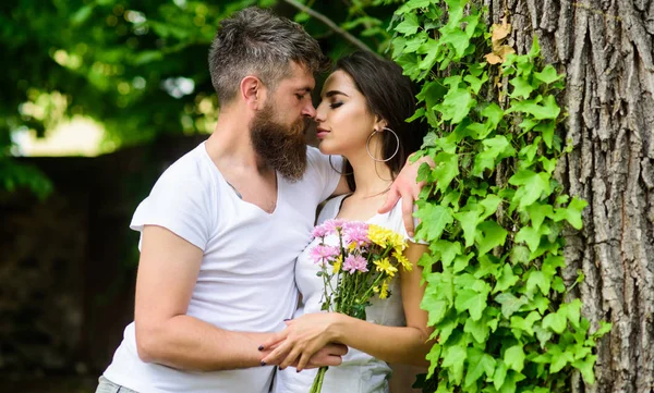 Un beso suave. Hombre barbudo hipster abraza novia hermosa. Una pareja enamorada se va a besar. Agradable beso romántico. Pareja amor romántico fecha naturaleza parque fondo. Relaciones amorosas sentimientos románticos — Foto de Stock