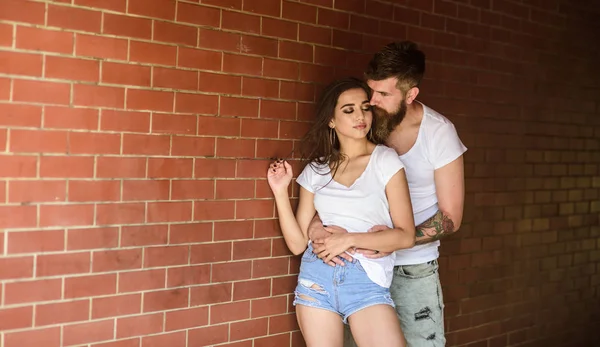 Saf duygu. Çift duygular zevk için bir yer bulmak. Kız ve yenilikçi romantik hisler ilişkileri. Çift tanık sarılma samimiyet zevk. Aşık çift tuğla duvar arka plan hugs