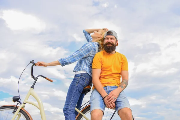 Идеи свидания. Пара с велосипедом романтическое свидание небо фоне. Мужчина и женщина арендуют велосипед, чтобы открыть для себя город. Пара влюбленных на улице катаются на велосипеде. Аренда велосипедов или велосипедов на короткое время — стоковое фото