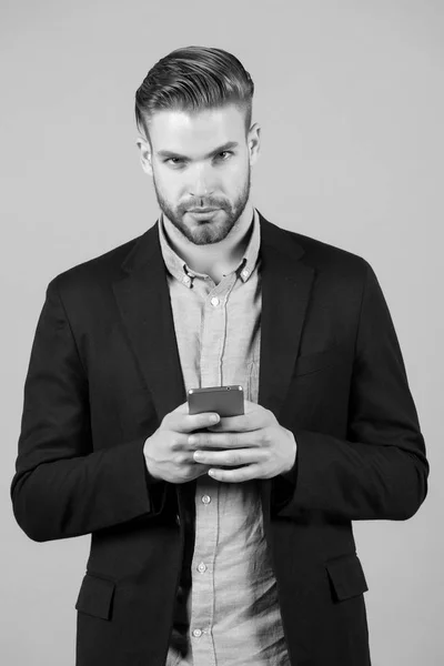 SMS homem sms com smartphone. Empresário com telemóvel. Blog ou blog e weblog em rede social. Nova tecnologia para a vida moderna e comunicação de negócios. Moda e estilo de negócios — Fotografia de Stock