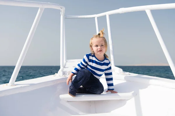 Concetto di infanzia. Bambino godere di viaggi in mare sulla nave, l'infanzia. Gioie dell'infanzia. Esperienza infantile. Vacanze estive e avventura — Foto Stock