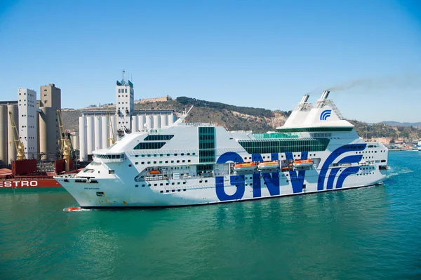 Barcelone, Espagne - 30 mars 2016 : navire ou paquebot GNV Rhapsody Genova dans le port maritime sur le paysage de montagne. Destination et voyage en bateau de croisière. Voyager par la mer sur le navire. Grand navire à passagers — Photo